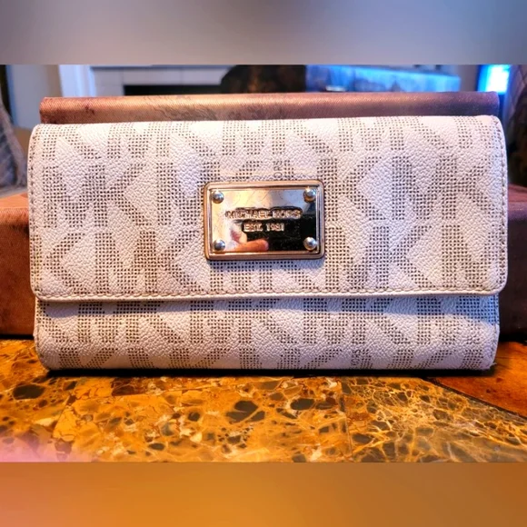 MICHAEL KORS LONG WALLET - Picture 1 of 14